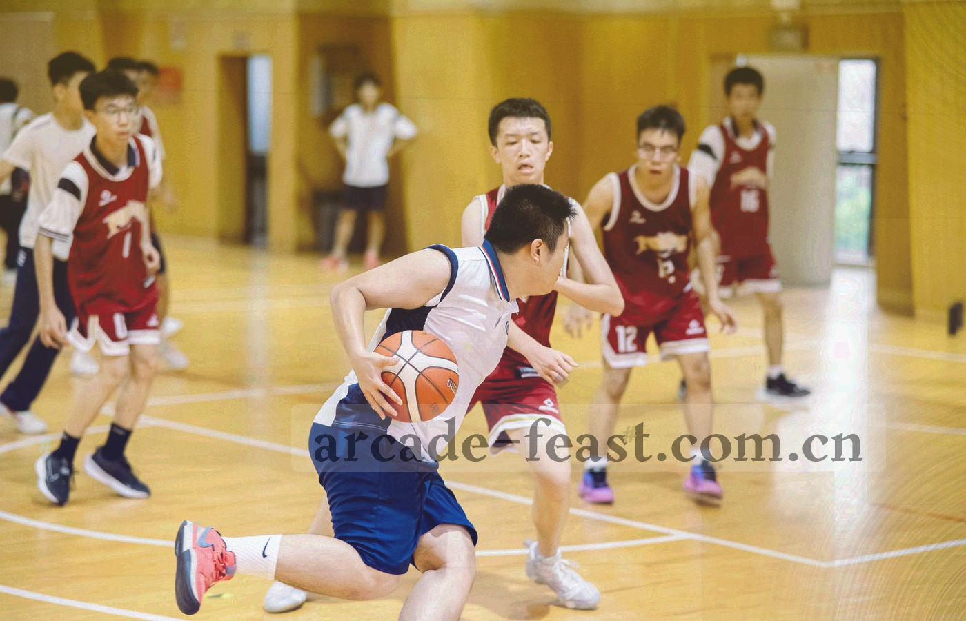 两期文档字段左右对照的抽象示意，中间以标记区分新增、调整与保持不变